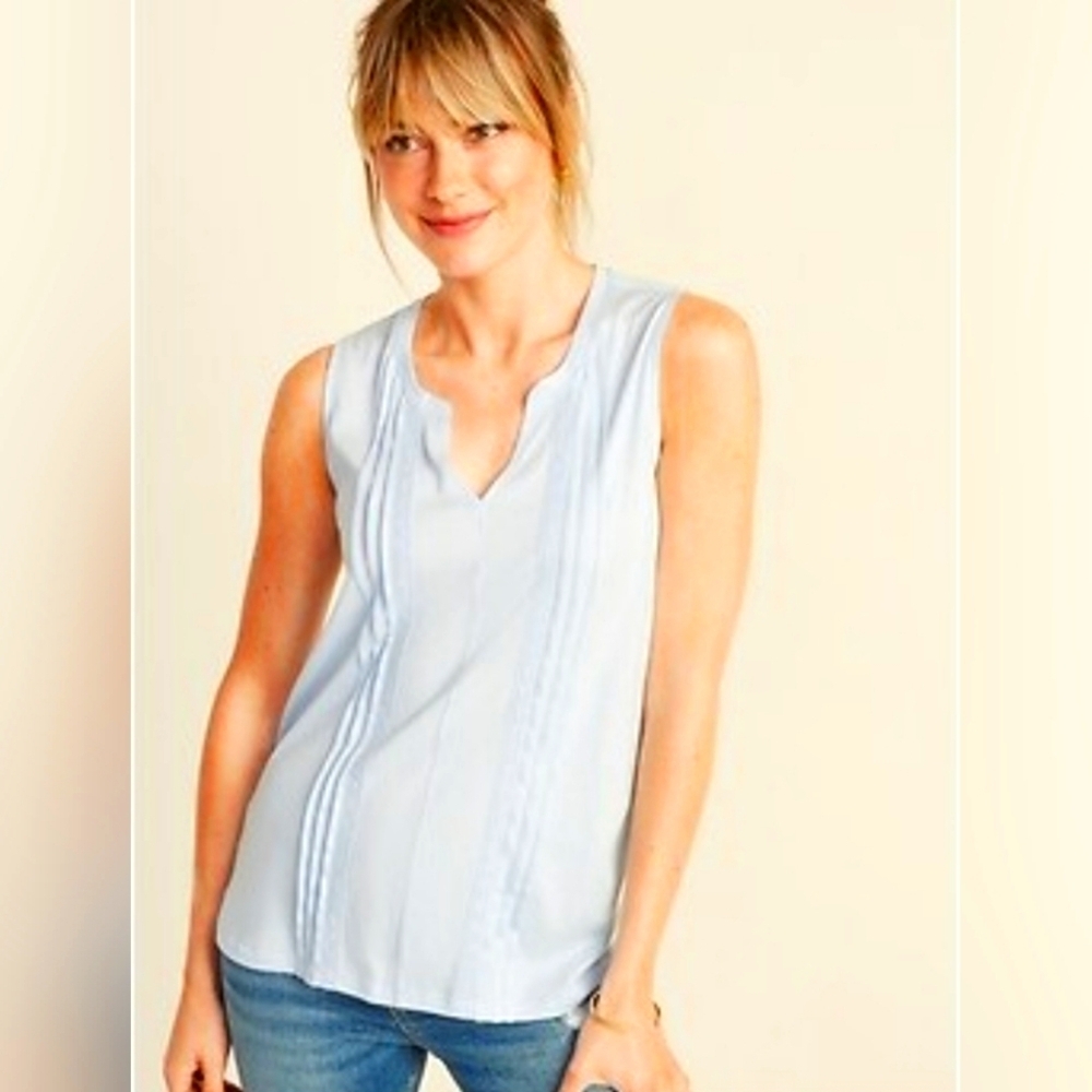 NWOT | Old Navy | Wpmen's Sleeveless Pintucked Split-Neck Top | M | Light Blue